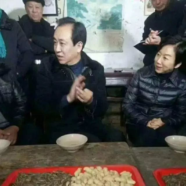 许家印“配偶”丁玉梅为加拿大籍，二儿子许腾鹤曾负责过恒大财富